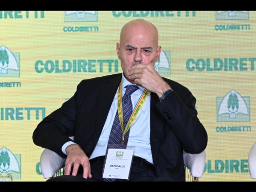 Eni sbanda in Borsa e poi riduce il calo all'1,3%