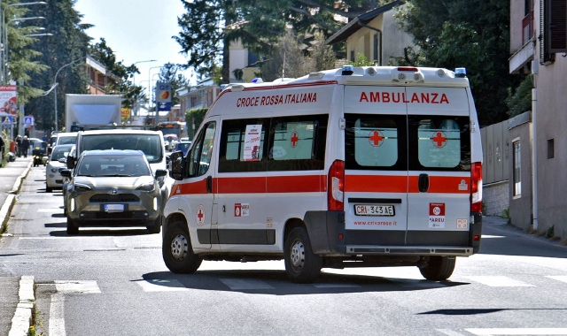 Un’ambulanza a Varese (foto Archivio)