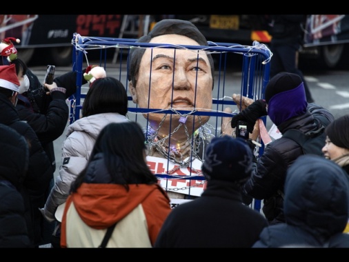 Corea del Sud, mandato d'arresto emesso per il presidente Yoon