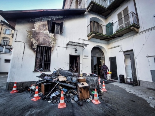 Incendio in portineria al centro di Torino, muore 25enne