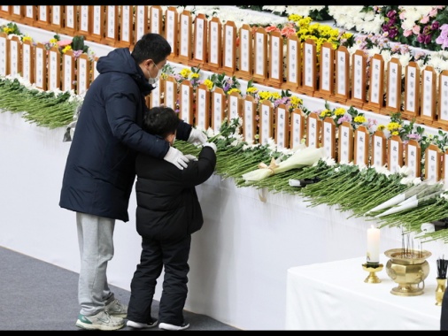 Corea Sud, avviata rimozione dei rottami dell'aereo precipitato