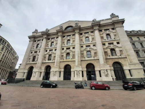 Borsa: Milano apre poco mossa (-0,01%)