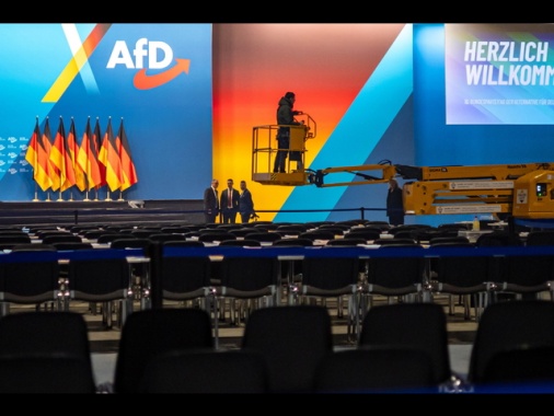 AfD shock, invia biglietti di espulsione a 30 mila migranti