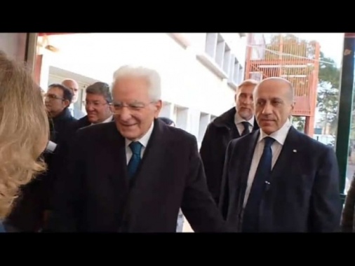 Mattarella visita scuola dopo insulti razzisti a due ragazzi