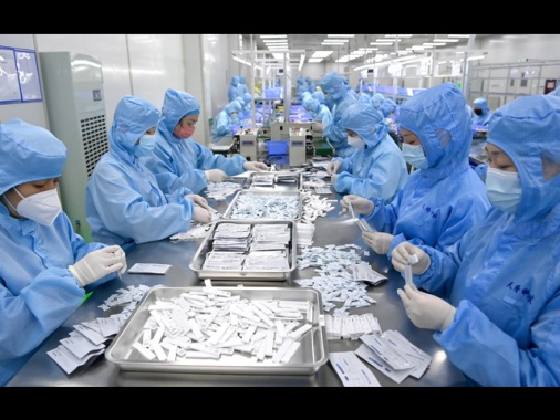 Cina, 'estremamente improbabile Covid da fuga laboratorio'