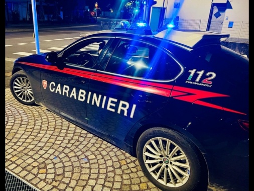 Minacciano e perseguitano la maestra del figlio, arrestati