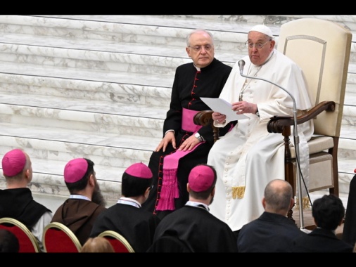 Il Papa, deportare i migranti ferisce la dignità umana