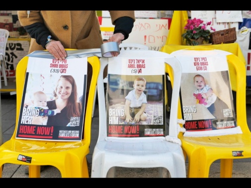 Identificati i corpi dei bimbi Bibas ma il terzo non è la mamma
