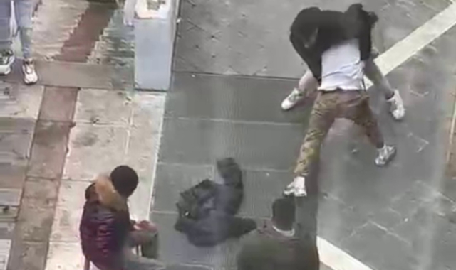 Un’immagine del video che ha ripreso la rissa nel centro di Varese