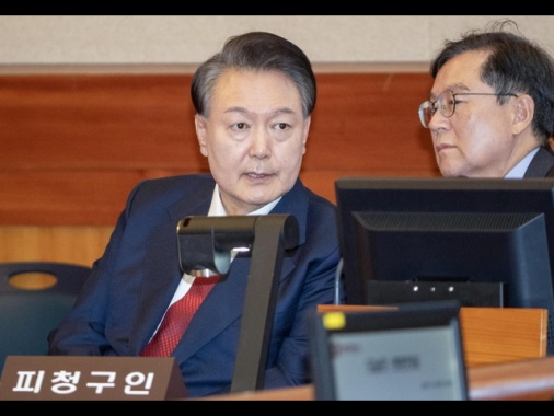Seul, revocati arresti al presidente Yoon ma resta in carcere