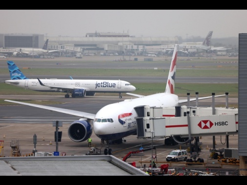 Per l'incendio a Heathrow cancellati almeno 1.351 voli