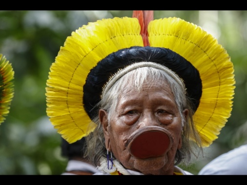 Angelina Jolie incontra il leader indigeno Raoni in Brasile