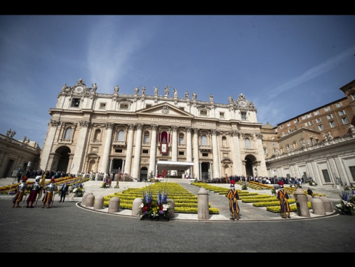 Campane di San Pietro suonano a morto, via i fiori dal sagrato
