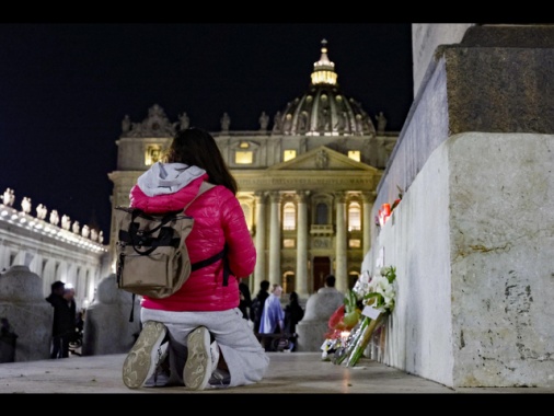 Terminato l'afflusso dei fedeli alla salma del Papa