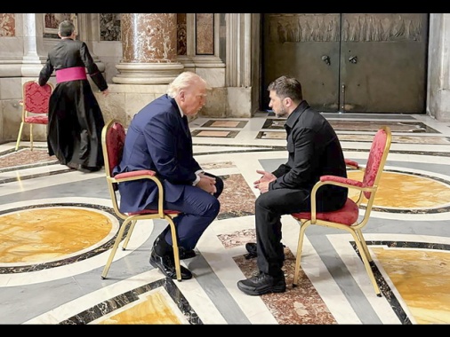 Media, 'a San Pietro Trump ha detto a Macron di non sedersi'
