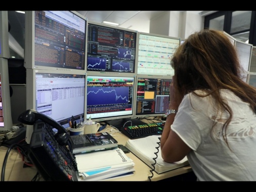 Borsa: Milano a +0,14%, corre Campari, rallenta Stellantis