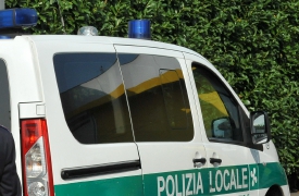 Orina sul muro del Comando e sfascia tutto: arrestato a Novara