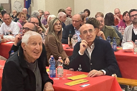 A tavola in chiesa per aiutare chi ha bisogno