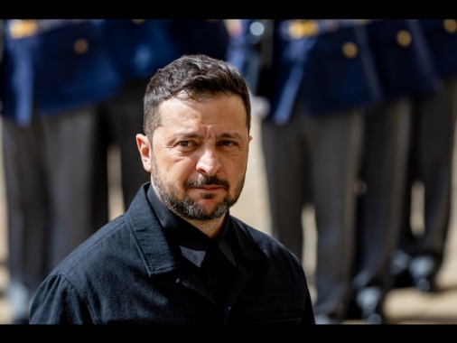 Zelensky, 'Mosca chiede tregua mentre ci bombarda,cinismo'