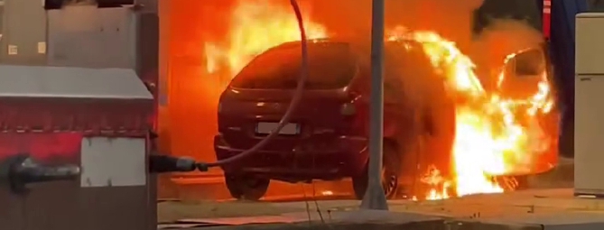 Auto in fiamme all’uscita dell’autostrada