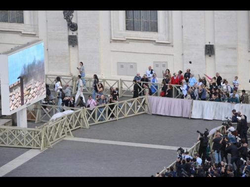 In 15mila persone a San Pietro per fumata