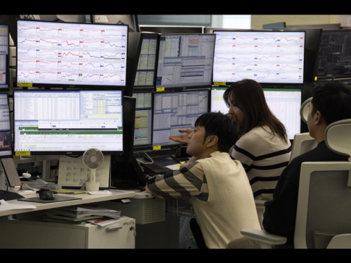 Borsa: l'Asia chiude contrastata in vista dei colloqui sui dazi