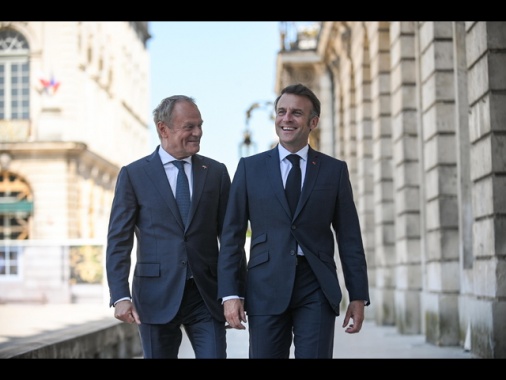 Macron e Tusk firmano nuovo trattato Francia-Polonia