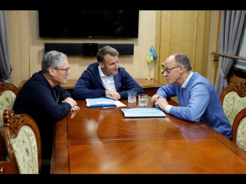 Macron, Starmer e Merz arrivati a Kiev per visita con Tusk
