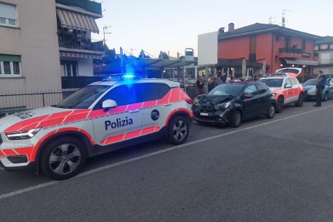 Inseguita dalla polizia svizzera, tamponata a Lavena