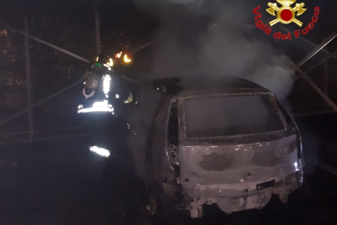 Fiamme nella notte: auto distrutta a Tradate