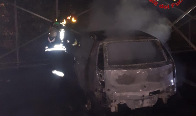 Fiamme nella notte: auto distrutta a Tradate