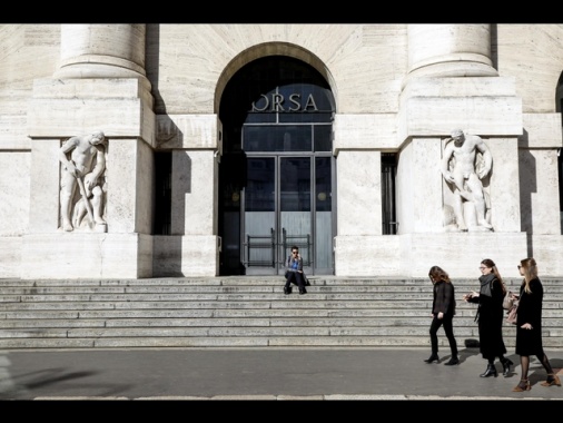 Borsa: Milano chiude in lieve rialzo e aggiorna i massimi