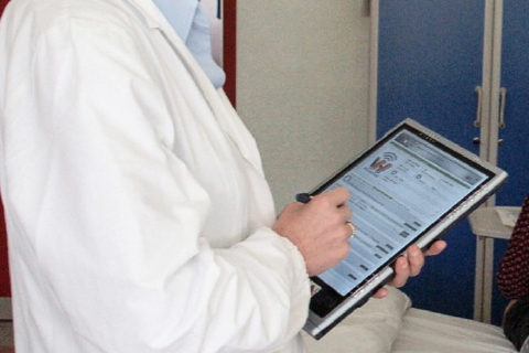 Si spacciano per il medico e chiedono soldi