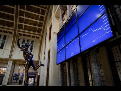 Borsa: l'Europa riduce il calo nel finale, Milano -1,7%