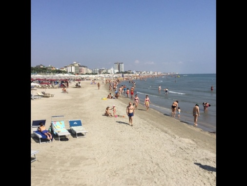 Travolta e uccisa da una ruspa in spiaggia a Cervia