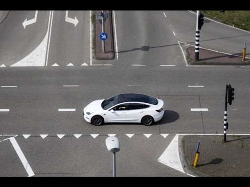 Tesla dimezza ancora la quota in Europa, -52,6% in aprile