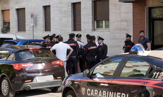 Gli inquirenti davanti al palazzo della tragedia