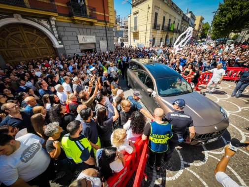 Folla ai funerali di Martina. Il cardinale, far male non è amore