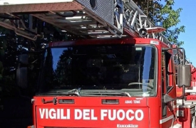 Dimentica le chiavi del cancello, scavalca e si infilza