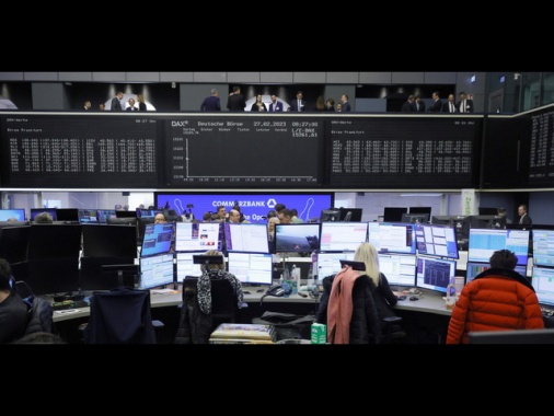 Borsa: Europa cauta in attesa Bce e dati Usa, Milano +0,13%