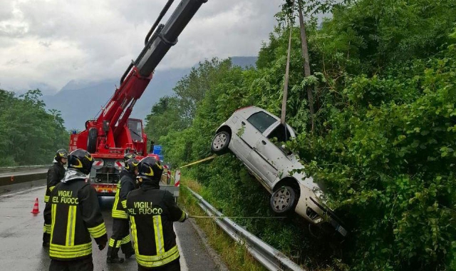 L’auto recuperata dai vigili del fuoco dopo che era finita oltre il guardrail