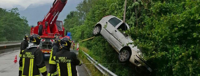 Auto sbanda e finisce nella scarpata