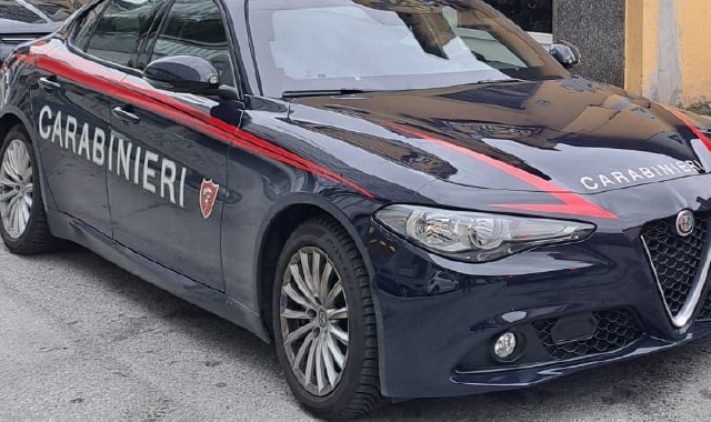 Botte alla moglie davanti alle figlie: manette