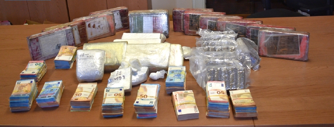 Coca, hashish e 100mila euro: blitz della polizia di Busto