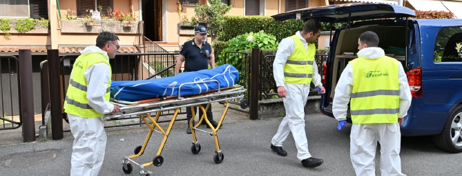 Sette coltellate. Poi si è seduta sul divano