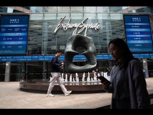 Borsa: Hong Kong poco mossa, apre a +0,01%