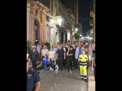 Omicidio-suicidio a Castelvetrano, fiaccolata per donna uccisa