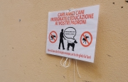 Varese: «Cari cani, educate i vostri padroni»