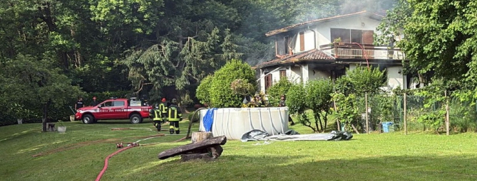 Fiamme in una villetta a Cocquio Trevisago