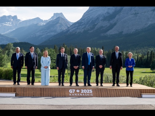 Foto di famiglia con Trump al G7, pochi sorrisi e facce tirate